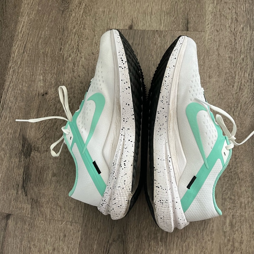 Nikes - Picture 3 of 4